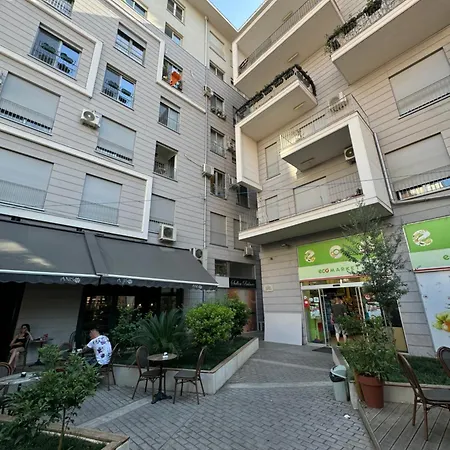 Centre Lions Gate 8 *