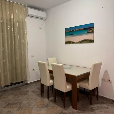 Centre Lions Gate 8 Апартаменты *