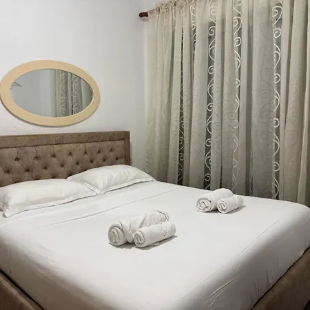 Centre Lions Gate 8 Апартаменты *